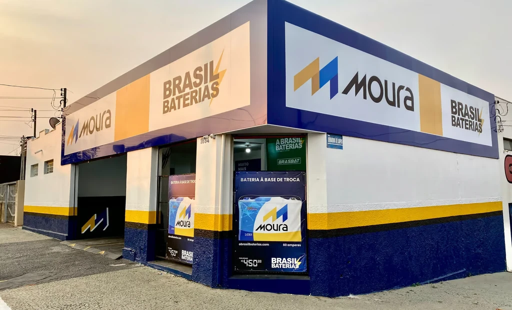 Fachada da loja Brasil Baterias, com painéis azul e amarelo da Moura, na Av. Pedro de Toledo, 1894, no Palmital, em Marília